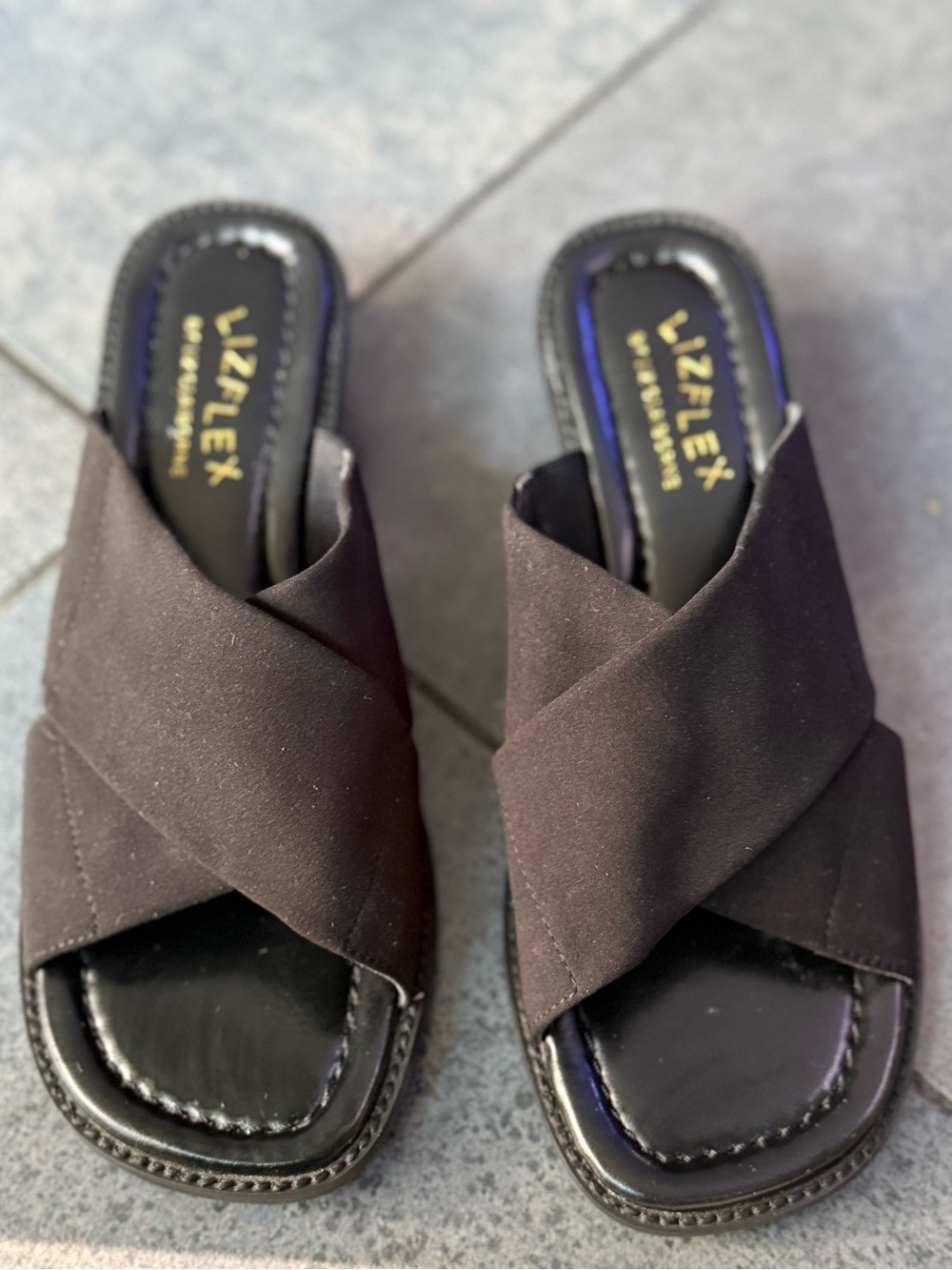Liz Clairborne Black Slip on Monroe cross strap sandals sz 6